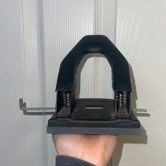 Swingline two hole punch - Picture 5 of 7